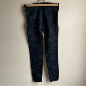 NWOT Spanx Seamless Look At Me Now Camo Leggings